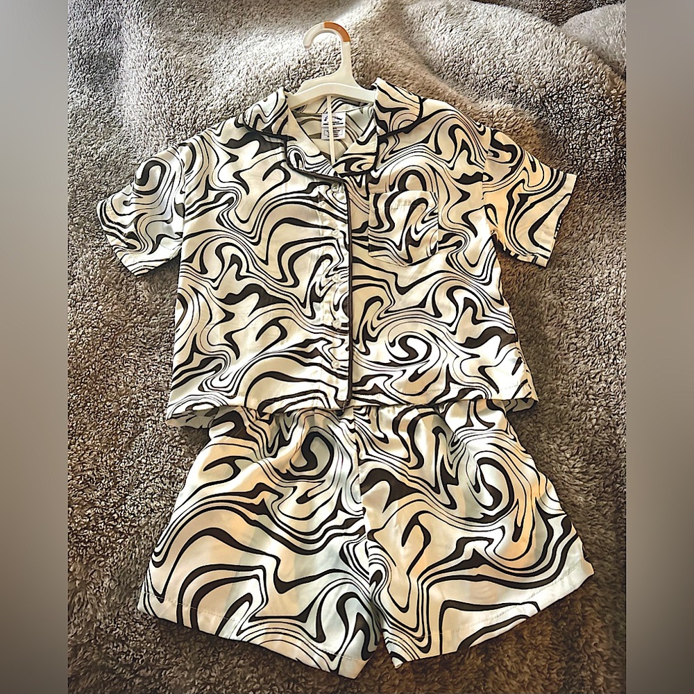 (SOLD) Girls Satin Swirl Pajama Sleep Set White and Brown Swirl NWT Small 6/7